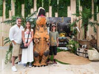 Premiéra filmu Jurský svet: Znovuzrodenie. Na snímke Jaro Bekr s deťmi