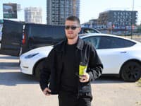 Oliver Oswald pri natáčaní klipu ako policajt