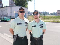 Oliver Oswald pri natáčaní klipu ako policajt