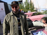 Samuel Miškov a Kali počas nakrúcania klipu
