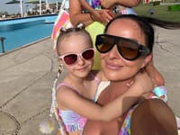 Veronika a Daniela Nízlové so svojimi deťmi na dovolenke pri mori