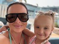 Veronika a Daniela Nízlové so svojimi deťmi na dovolenke pri mori