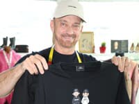 Jozef Grondžák vyrobil pre Gwen McMullen tričko s ich podobizňou