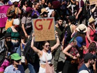 Protesty v Ženeve pred začiatkom konania summitu G7 