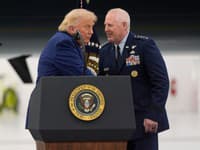 Prezident Donald Trump (vľavo) hovorí po boku generála letectva Dalea Whitea po prehliadke novo určeného prezidentského lietadla Air Force One na spoločnej základni Andrews v štáte Maryland.