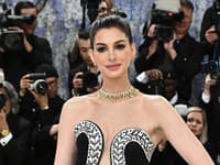 Móda z Met Gala, Anne Hathaway