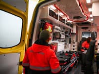 Nočná vážna nehoda v Petržalke: Auto na parkovisku zrazilo dieťa aj ženu
