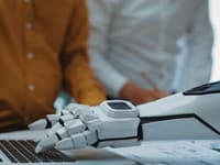 Budúcnosť zdravotníctva JE TU! V nemocnici víta pacientov robot s výrazným obočím a obratnými rukami