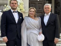 Staršia sestra Zuzany Fialovej, Renáta, verejnosť nepozná.