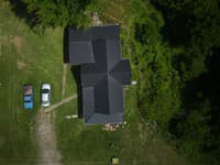 Policajná páska obklopuje dom v Hamdene v štáte Ohio, z ktorého podľa úradov odviedli 16 detí a zatkli štyroch dospelých