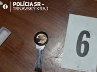 Polícia obvinila dvojicu, ktorá v okrese Galanta predávala drogy