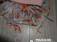 Polícia obvinila dvojicu, ktorá v okrese Galanta predávala drogy