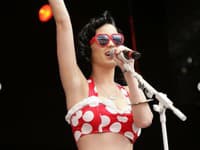 Katy Perry, bodkované šaty, 2009