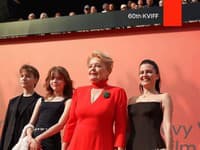 Magda Vášáryová si prevzala cenu prezidenta KVIFF, vpravo dcéra Hana Lasicová