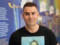 Známy šperkár triumfoval: Fú, v akom tričku prišiel na výstavu a... toto prezradil o farbách smútku!