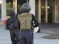 Dráma v Nemecku: Ozbrojený muž vtrhol do banky, polícia zasahuje pre možnú rukojemnícku krízu