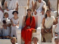 Angelina Jolie ako Olympias vo filme Alexander Veľký.