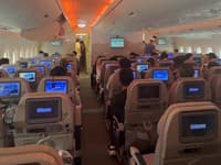 Peklo na palube Emirates: VIDEO Cestujúci strávili 12 hodín v rozpálenom lietadle! Niektorí skolabovali