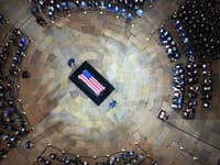 Truhla s pozostatkami amerického senátora Lindseyho Grahama počas rozlúčky v Rotunde Kapitolu USA
