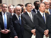 Izraelský premiér Benjamin Netanjahu, riaditeľ CIA John Ratcliffe a prísediaci sudca Najvyššieho súdu USA Brett Kavanaugh prichádzajú na pohreb amerického senátora Lindseyho Grahama