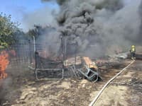 Hasiči zasahovali pri požiari vrakov áut a odpadu v obci Dunajská Lužná