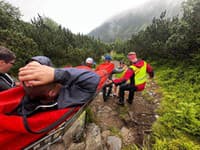 Zranenie v horách: Turista po páde potreboval pomoc záchranárov, z túry ho odviezli na nosidlách