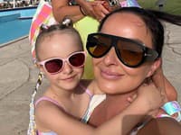Veronika a Daniela Nízlové so svojimi deťmi na dovolenke pri mori
