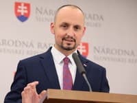 KDH tlačí na Šaška: Po roku neistoty žiada jasný plán, ako bude fungovať záchranná zdravotná služba