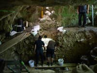 Archeológovia počas výskumu v jasykyni Čertova pec pri obci Radošina.