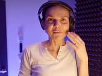 Herečka Petra Vajdová v dabingovom štúdiu. 