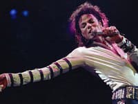 Žaloba pre sexuálne zneužívanie detí voči Michaelovi Jacksonovi bola zamietnutá. Spor sa presunie do arbitráže