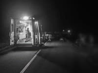 Tragická nehoda pri Bačkove: Auto zrazilo chodca, prípad vyšetruje ÚIS