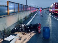 Dopravná nehoda v Trenčíne blokovala cestu: Motorkár po zrážke s autobusom skončil v nemocnici