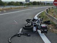 Zrážka motocykla s autom v Senci: Motocyklistu po nehode previezol vrtuľník