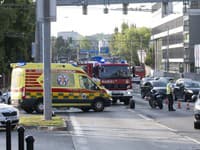 Záchranné zložky zasahujú pri nehode motorky s osobným autom na Lamačskej ceste pred Patrónkou v Bratislave