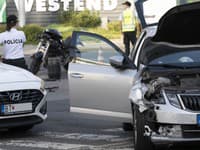 Záchranné zložky zasahujú pri nehode motorky s osobným autom na Lamačskej ceste pred Patrónkou v Bratislave