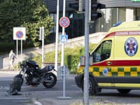 Záchranné zložky zasahujú pri nehode motorky s osobným autom na Lamačskej ceste pred Patrónkou v Bratislave