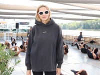 Cvičenie na lodi pod vedením Dominiky Cibulkovej, prišla aj tehotná Barbora Brušková