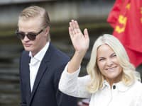 Potupa pre kráľovnú: Jej problémový syn ostáva za mrežami!