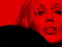 VIDEO: Miley Cyrus vracia pop z displejov na parket. Bass Persuades volá po tanci