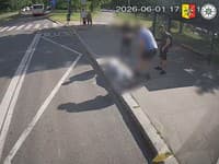 Autobus zachytil seniorku, vliekol ju vedľa seba! VIDEO incidentu, z ktorého tuhne krv: Ženu ratovali na chodníku
