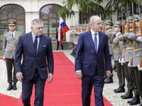 Na snímke zľava predseda vlády SR Robert Fico a premiér Írska Micheál Martin počas oficiálneho uvítacieho ceremoniálu. 