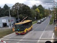 DRÁMA na železničnom priecestí: VIDEO Autobus vošiel na červenú a zostal pod závorami! ÚTEK vystrašených cestujúcich