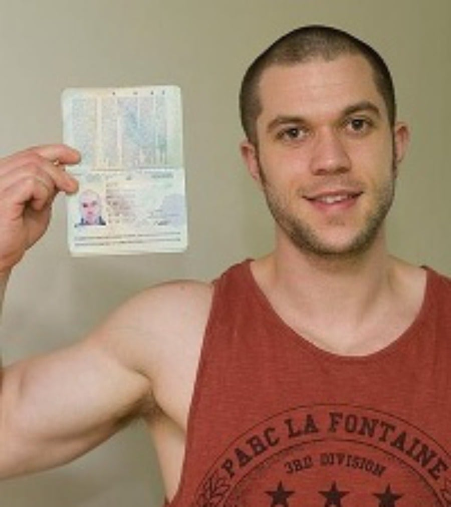 Mladík si dal na chrbát vytetovať pas: Meno, dátum narodenia