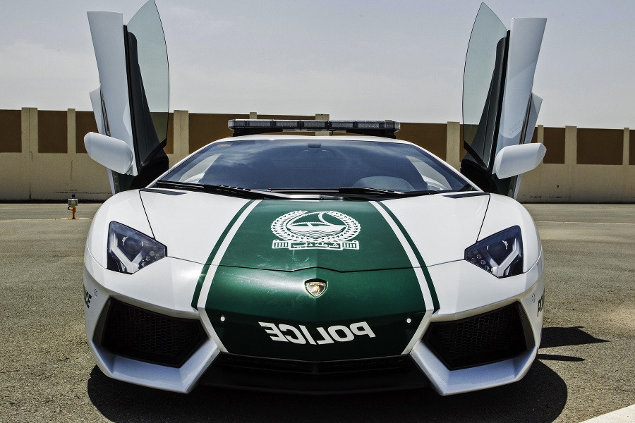 Policajti v Dubaji zahrnutí luxusom: Vozia sa na Lamborghini a Ferrari! –  galéria 
