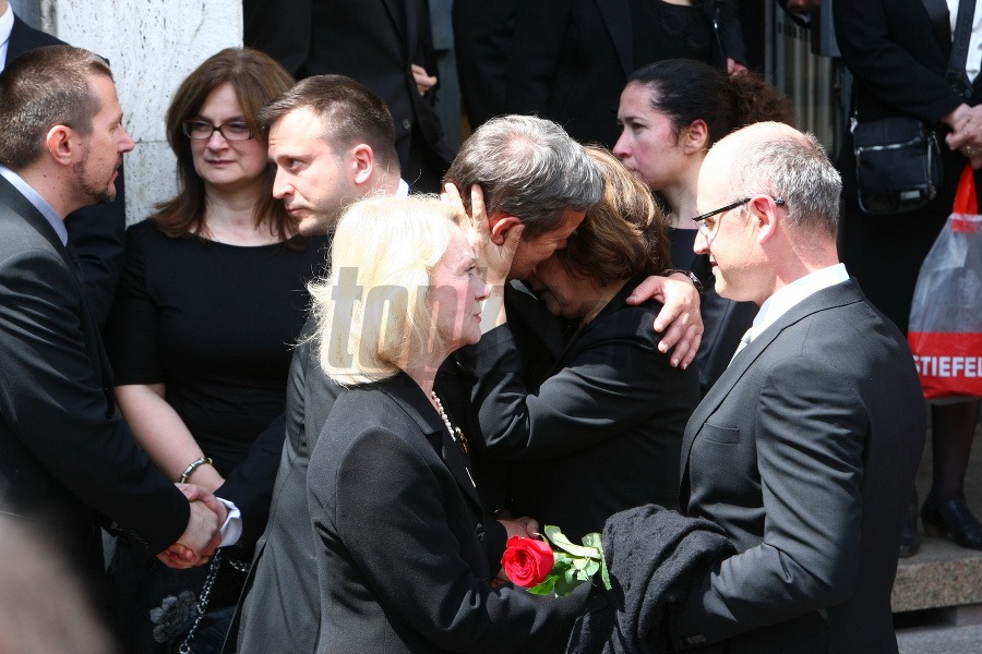 Vasaryova Smutila Pri Muzovej Rakve Sama Lasica Sa Chysta Za Nim Galeria Topky Sk