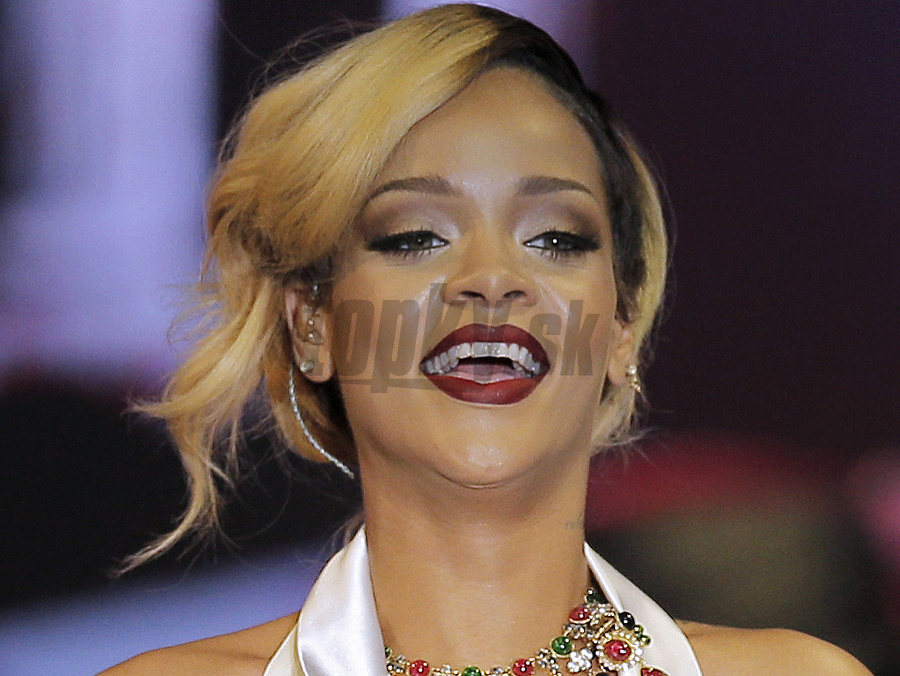 Škandál: Úplne nahá Rihanna na jachte - s kým si to 