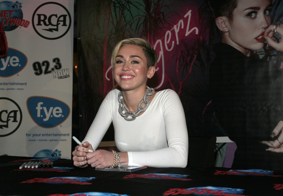 Známy spevák po vystúpení s Miley Cyrus: Už nikdy viac 