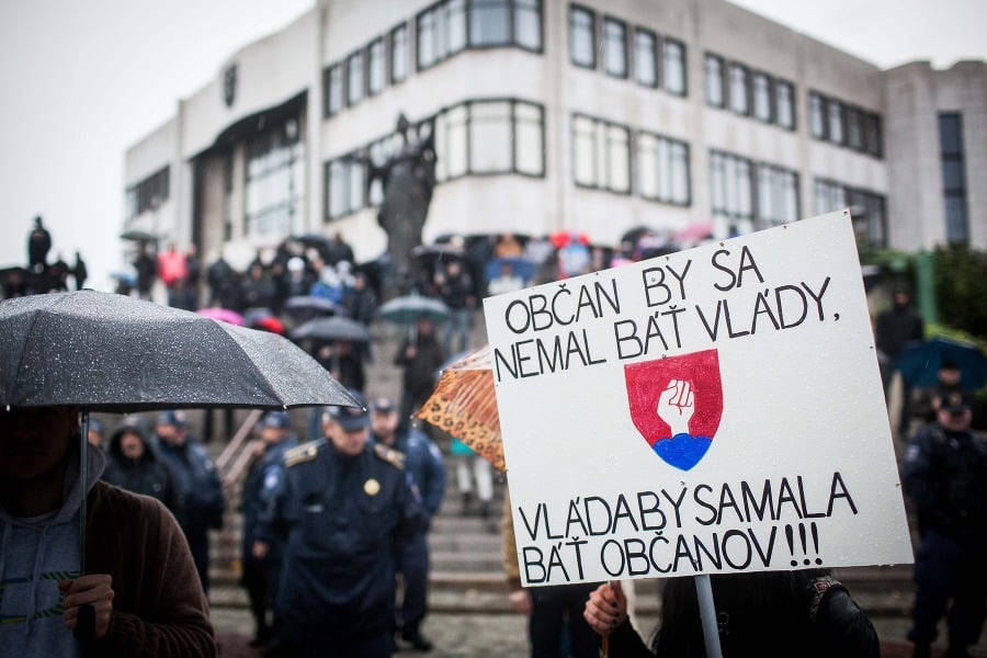Demonštrácia v Bratislave sa zvrhla: Museli zasahovať ťažkoodenci! –  galéria | Topky.sk