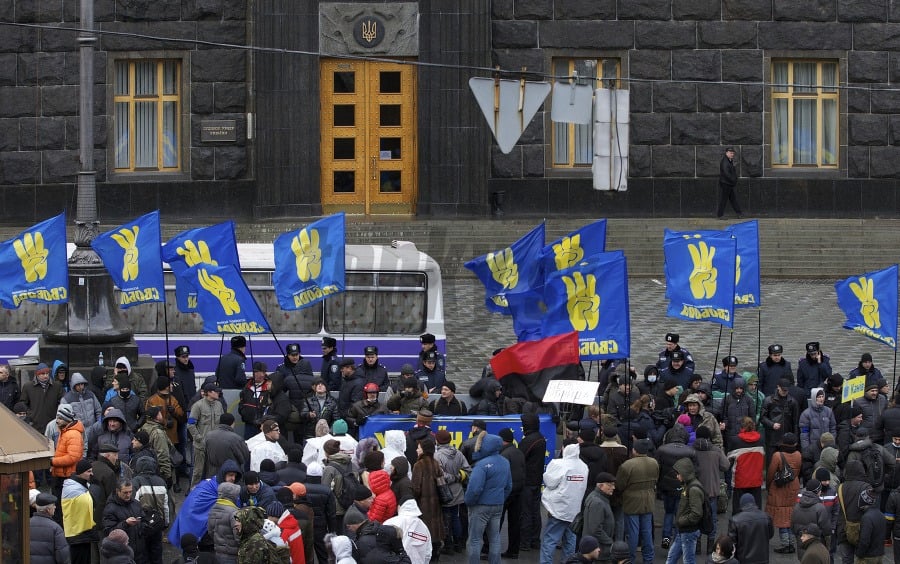 украина с плохой стороны. украинский дефолт. дефолт украинец. пустые карманы. украина в пятилетке.